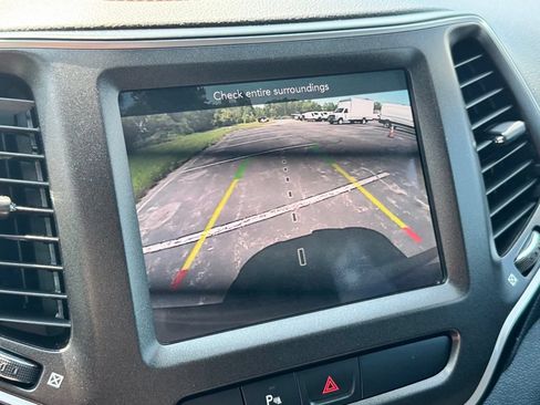 Used 2020 Jeep Cherokee Trailhawk w/ Cold Weather Group AWD/4WD image 34