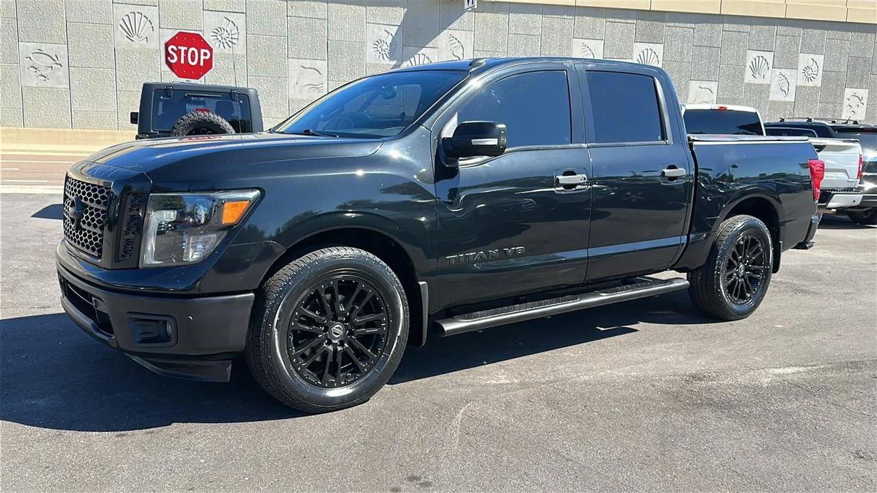 Used 2019 Nissan Titan SV w/ SV Convenience Package RWD image 2