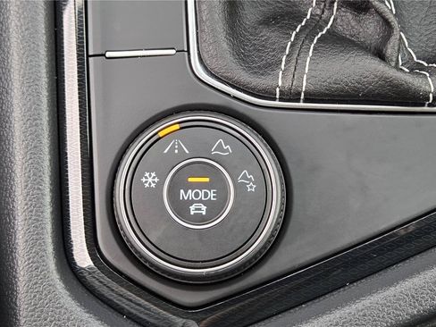 Certified 2025 Volkswagen Taos SE AWD/4WD image 25