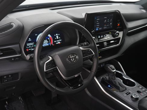 Used 2025 Toyota Highlander XSE AWD/4WD image 23