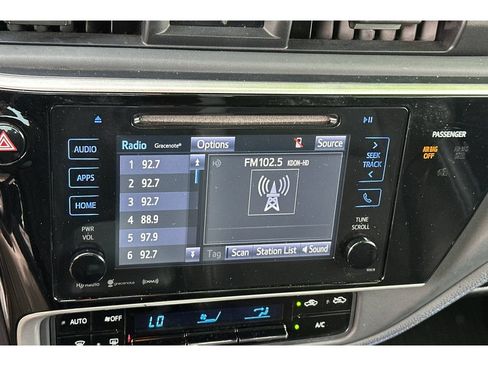 Used 2017 Toyota Corolla SE w/ SE Premium Package FWD image 19