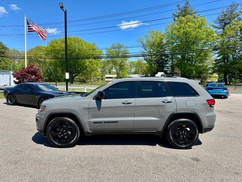 Used 2019 Jeep Grand Cherokee Laredo AWD/4WD image 5