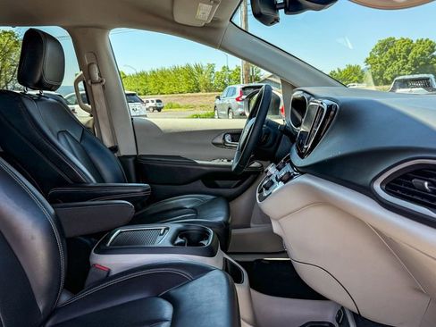Used 2023 Chrysler Pacifica Touring-L FWD image 19