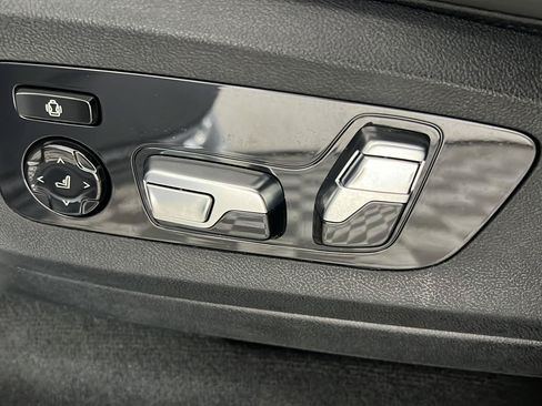 Used 2025 BMW X7 M60i AWD/4WD image 3