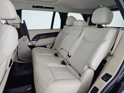 Used 2024 Land Rover Range Rover Long Wheelbase SE image 18