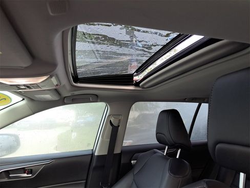 Used 2023 Toyota RAV4 XLE Premium image 14