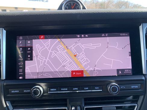 Used 2021 Porsche Macan S image 24