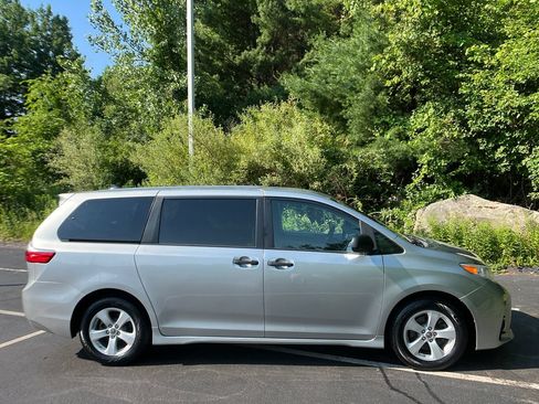 Used 2020 Toyota Sienna L FWD image 6