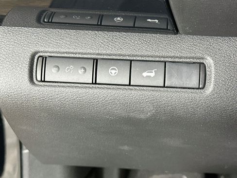 Used 2025 Nissan Pathfinder SV AWD/4WD image 17
