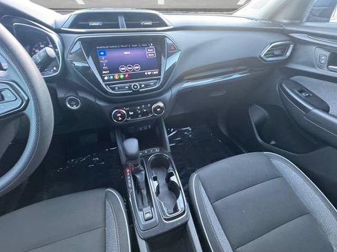 Used 2021 Chevrolet TrailBlazer LT w/ Convenience Package FWD image 3