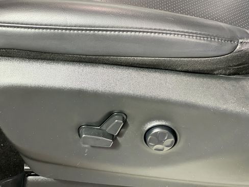 Used 2023 Chrysler Pacifica Touring-L image 15