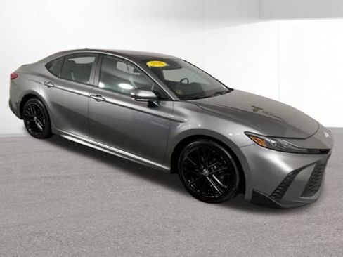 Used 2025 Toyota Camry SE FWD image 2