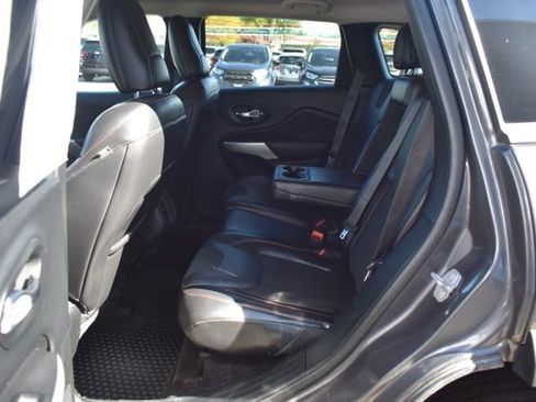 Used 2018 Jeep Cherokee Trailhawk w/ Cold Weather Group AWD/4WD image 31