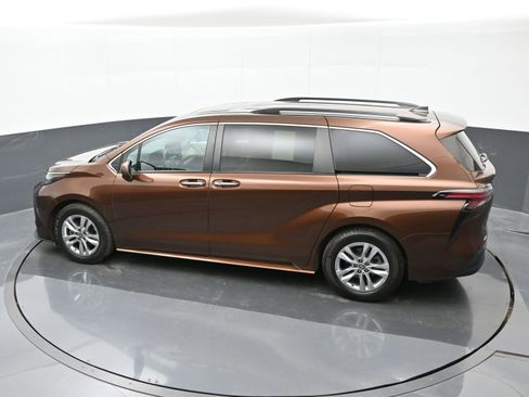 Used 2022 Toyota Sienna XLE image 35