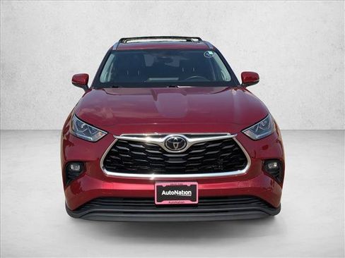 Used 2023 Toyota Highlander Limited FWD image 2