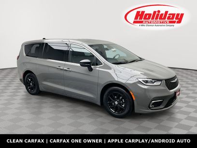 Used 2025 Chrysler Pacifica Select