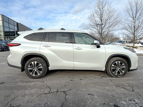 Used 2022 Toyota Highlander XLE image 4