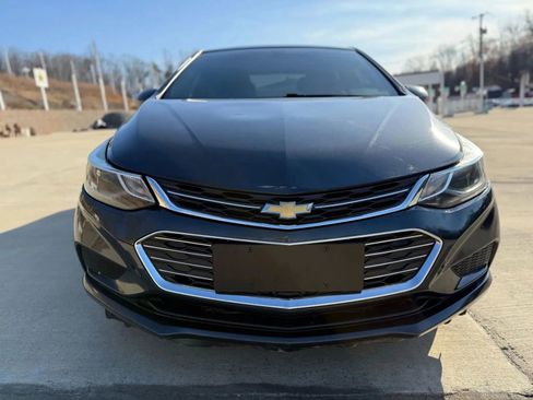 Used 2017 Chevrolet Cruze LT image 2