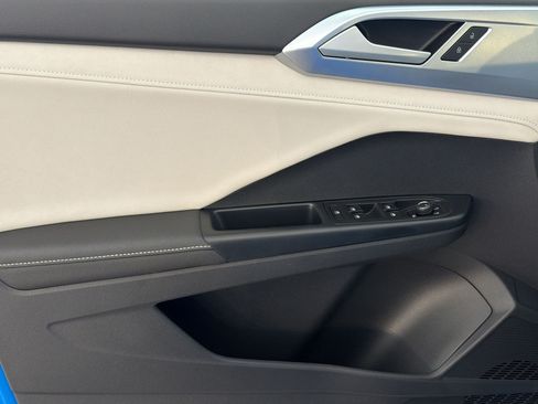 Certified 2025 Volkswagen Taos SE FWD image 12