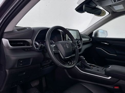 Used 2021 Toyota Highlander XLE image 12