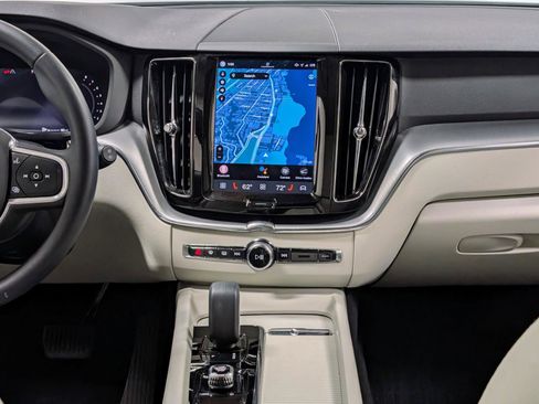 Used 2022 Volvo XC60 B5 Momentum AWD/4WD image 24