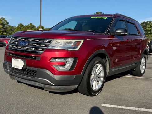 Used 2017 Ford Explorer XLT w/ Equipment Group 202A FWD image 3