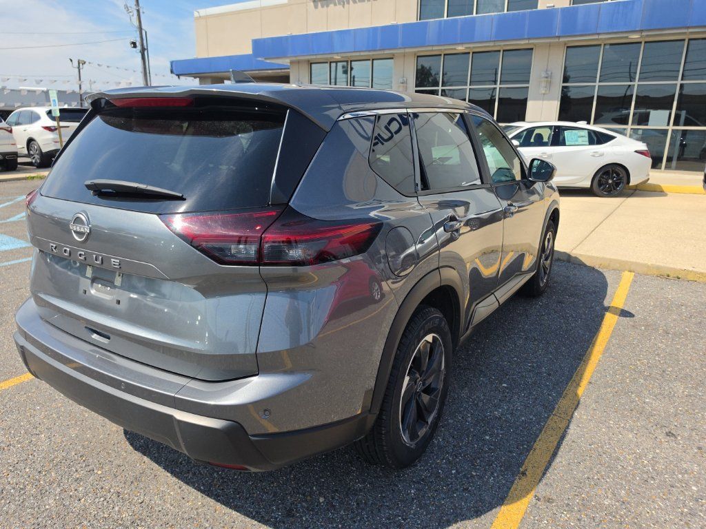 Used 2025 Nissan Rogue SV FWD image 4