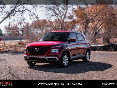 Used 2022 Hyundai Venue SE image 3