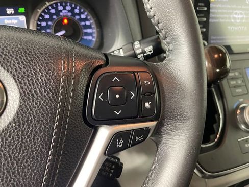 Used 2018 Toyota Sienna XLE image 9