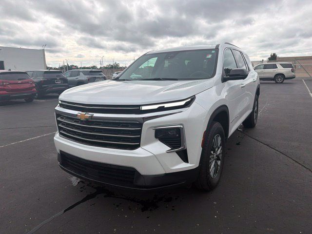 Used 2024 Chevrolet Traverse LT w/ Trailering Package FWD image 2