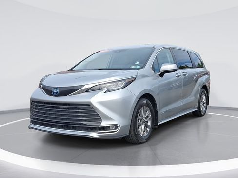 Used 2021 Toyota Sienna XLE FWD image 1