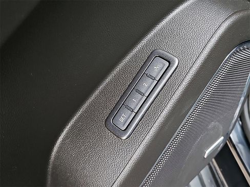 Used 2018 GMC Yukon Denali image 19