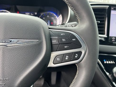 Used 2025 Chrysler Pacifica Select image 20