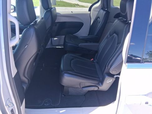 Used 2023 Chrysler Pacifica Touring-L FWD image 26