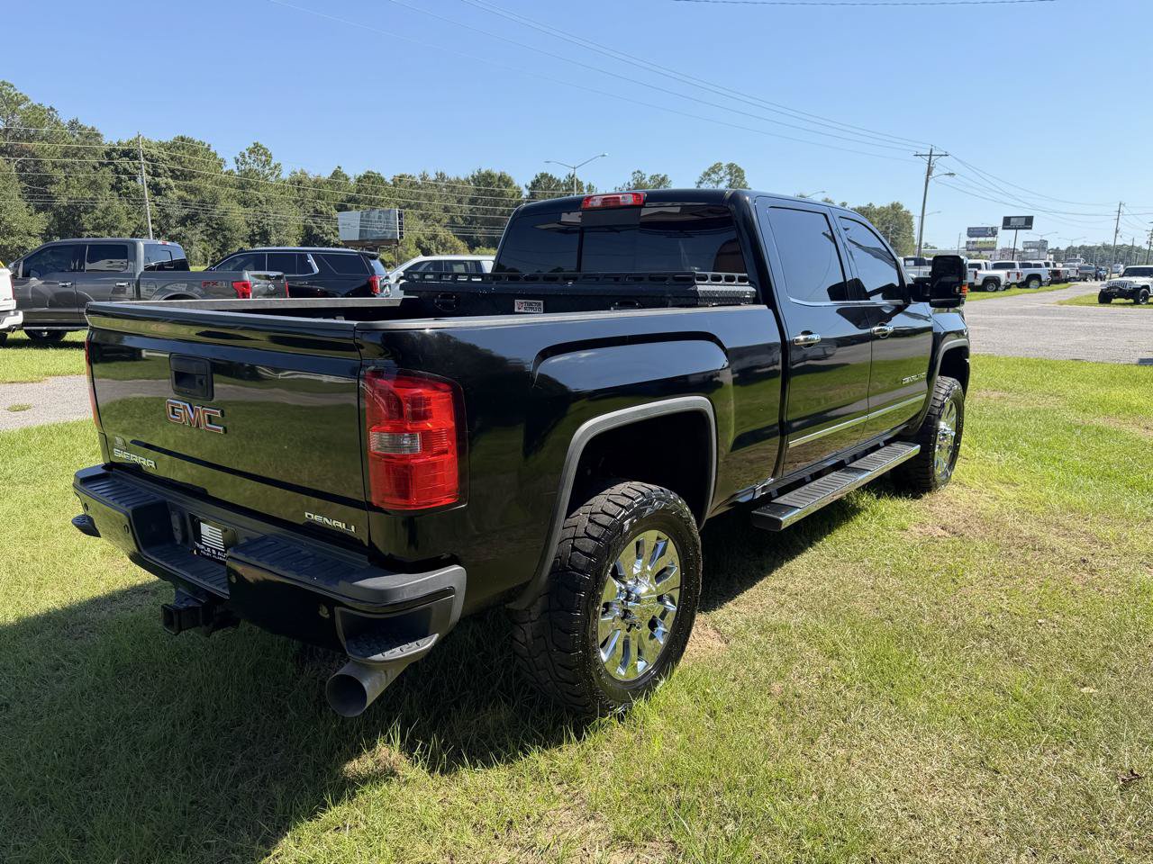 Used 2017 GMC Sierra 2500 Denali w/ Duramax Plus Package AWD/4WD image 4