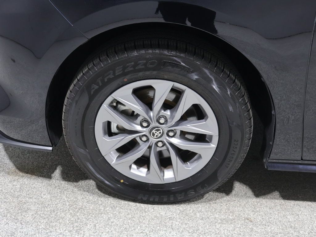 Used 2025 Toyota Sienna LE FWD image 8