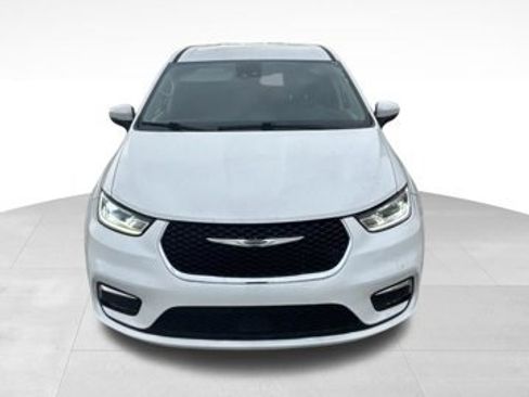 Used 2023 Chrysler Pacifica Touring-L FWD image 3