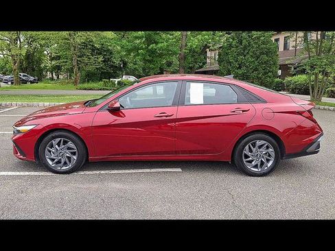 Certified 2024 Hyundai Elantra Blue FWD image 5
