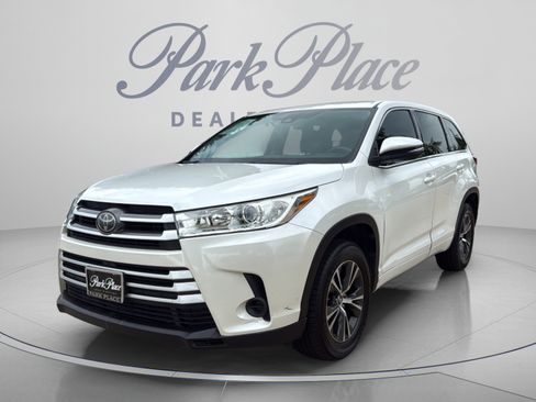 Used 2017 Toyota Highlander LE FWD image 1