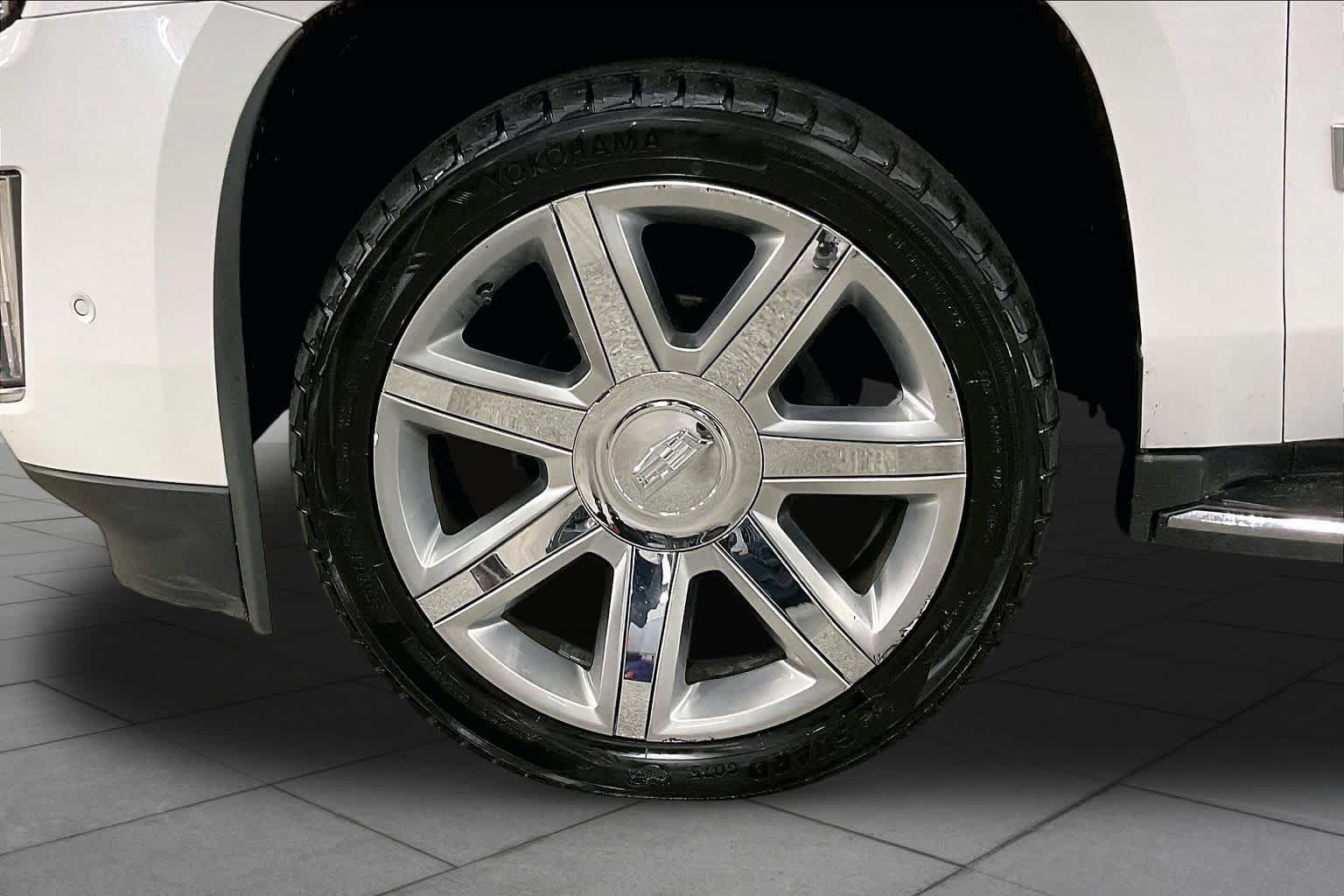Used 2019 Cadillac Escalade ESV Luxury AWD/4WD image 11