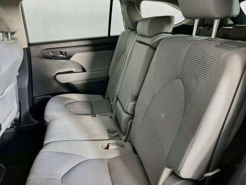 Used 2022 Toyota Highlander LE FWD image 29