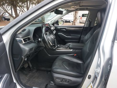 Used 2024 Toyota Highlander Limited AWD/4WD image 2