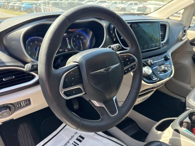 Used 2024 Chrysler Pacifica Touring-L FWD image 32