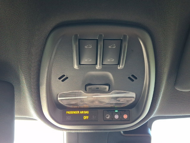 Used 2025 Chevrolet Trax RS w/ Sunroof Package FWD image 25