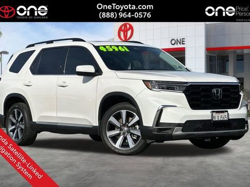 Used 2025 Honda Pilot Touring image 1