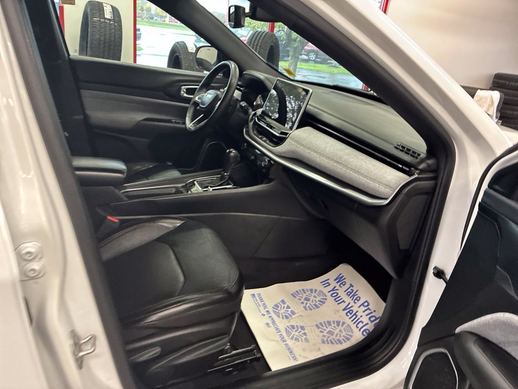 Certified 2023 Jeep Compass Latitude AWD/4WD image 36