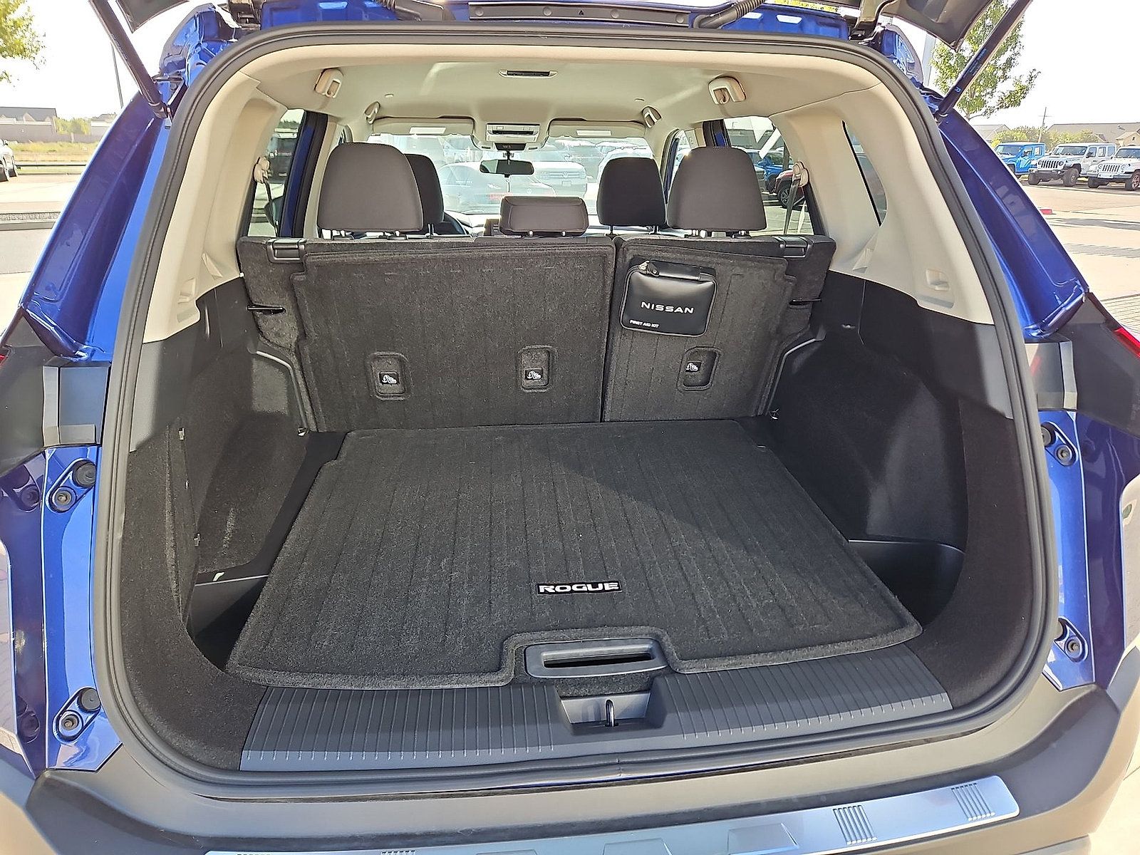 Used 2023 Nissan Rogue SV FWD image 12