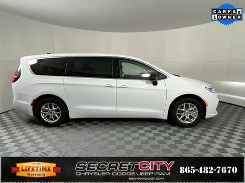 Used 2024 Chrysler Pacifica Touring-L image 8