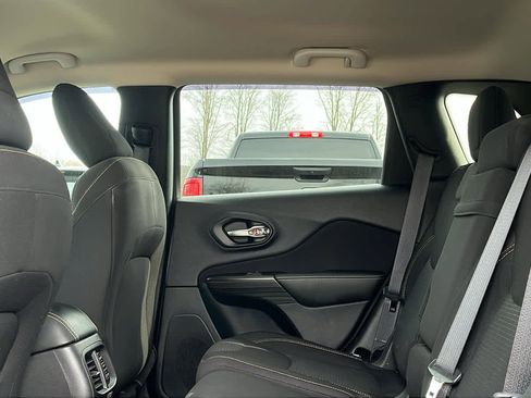 Used 2017 Jeep Cherokee Latitude w/ Cold Weather Group image 27