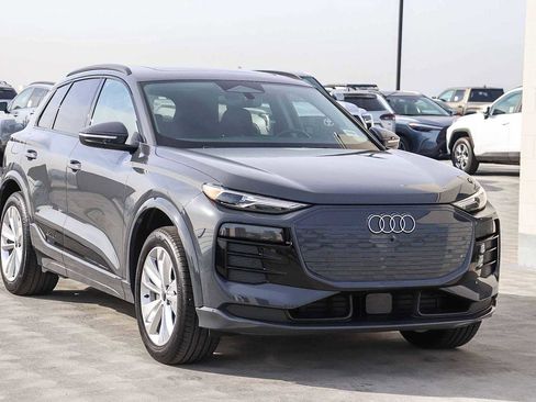 Used 2025 Audi Q6 e-tron Premium w/ Convenience Package image 3